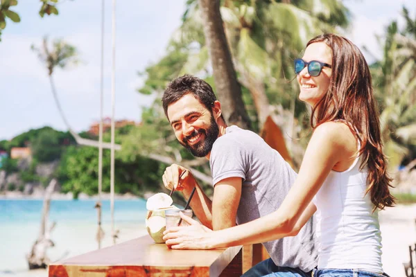 Jeune Beau Couple Amoureux Mer Tropicale Dans Café Plage Pendant — Photo