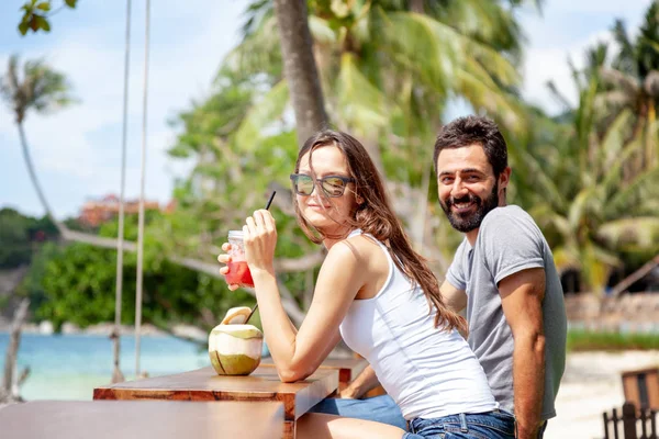 Joven Hermosa Pareja Enamorada Mar Tropical Cafetería Playa Durante Unas — Foto de Stock