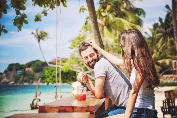 Jovem Belo Casal Apaixonado Mar Tropical Café Praia Durante Umas — Fotografia de Stock