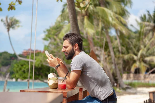 Attrayant Homme Viril Latino Avec Une Barbe Dans Café Plage — Photo