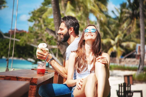 Joven Hermosa Pareja Enamorada Mar Tropical Cafetería Playa Durante Unas — Foto de Stock