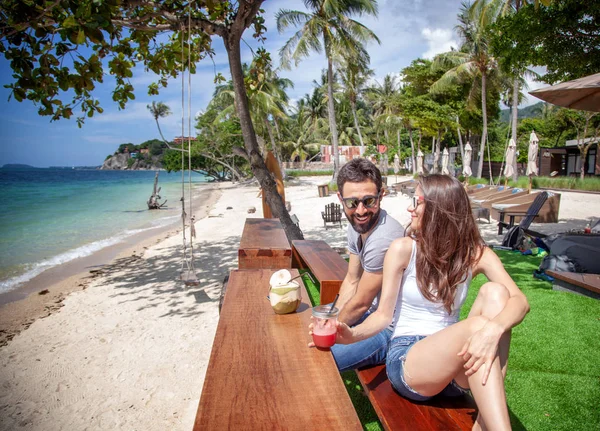 Joven Hermosa Pareja Enamorada Mar Tropical Cafetería Playa Durante Unas — Foto de Stock