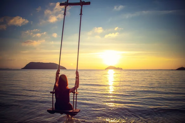 Jovem Bela Mulher Feliz Balançando Balanço Praia Durante Pôr Sol — Fotografia de Stock