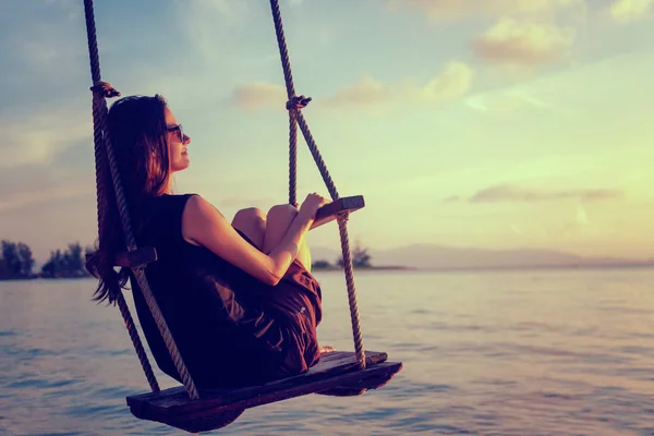 Young Beautiful Happy Woman Swinging Swing Beach Sunset Relaxing Travel — Stock Photo, Image