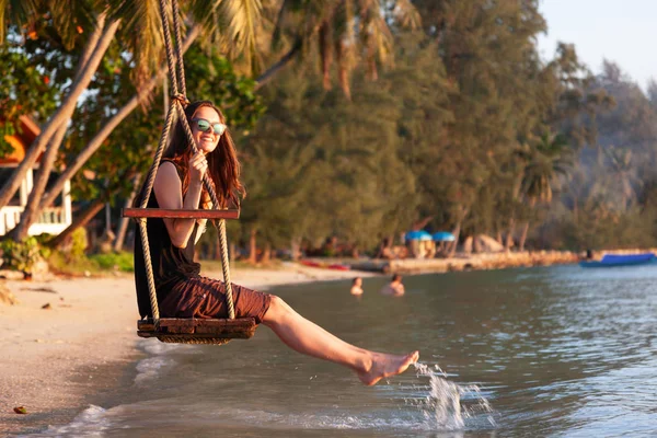 Joven Hermosa Mujer Feliz Balanceándose Columpio Playa Durante Puesta Del — Foto de Stock