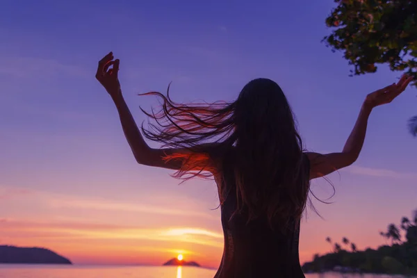 Silhueta Uma Bela Jovem Magro Fundo Pôr Sol Colorido Brilhante — Fotografia de Stock