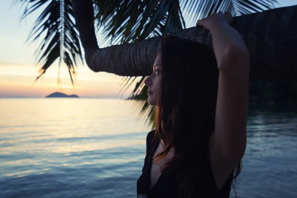 Mulher Bonita Está Apoiada Uma Palmeira Junto Mar Contra Pano — Fotografia de Stock