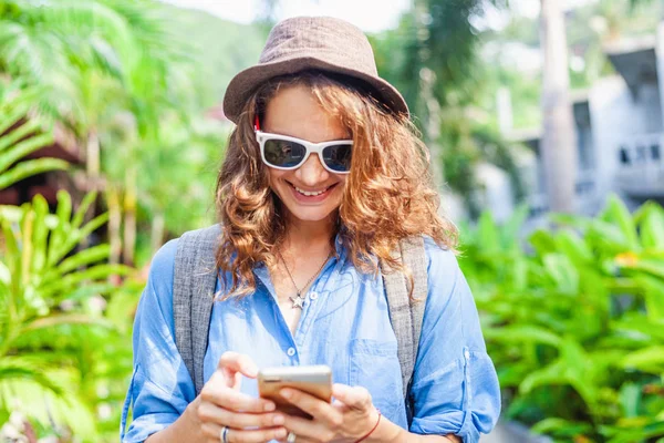 Счастливая Кудрявая Женщина Шляпе Очках Телефоном Руках Ярко Зеленом Весеннем — стоковое фото