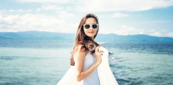 Joven Hermosa Mujer Elegante Morena Chica Gafas Sol Camiseta Blanca —  Fotos de Stock