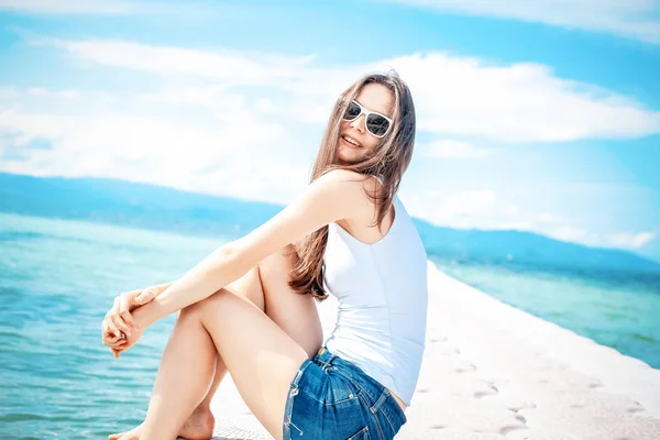 Joven Hermosa Mujer Elegante Morena Chica Gafas Sol Camiseta Blanca —  Fotos de Stock