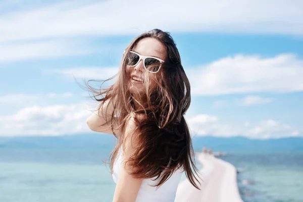 Junge Schöne Stilvolle Frau Brünettes Mädchen Mit Wallenden Haaren Sonnenbrille — Stockfoto