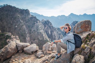 Bir kız gorge dağlarda Seoraksan Milli Parkı Güney Kore, popüler bir hedef için seyahat Asya seyahat