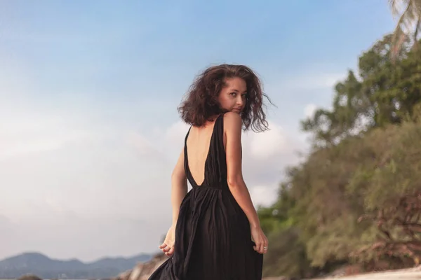 Joven Hermosa Mujer Sensual Feliz Vestido Elegante Caminando Largo Playa —  Fotos de Stock