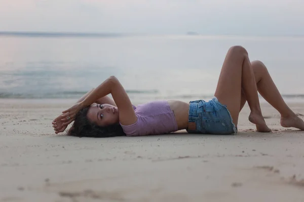 Mooie Jonge Slanke Sensuele Vrouw Liggend Het Zand Het Strand — Stockfoto