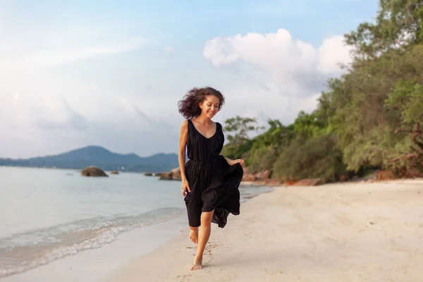 スタイリッシュなドレスを着た若い美しい幸せな官能的な女性は楽しくビーチ ファッション レジャー 旅行のコンセプトに沿って走る — ストック写真