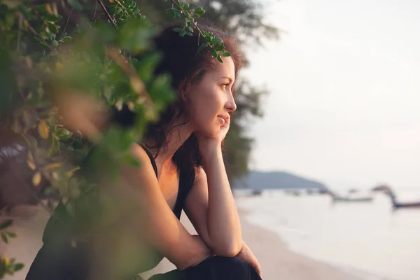 Portrait Une Belle Jeune Femme Aux Cheveux Foncés Dans Cadre — Photo