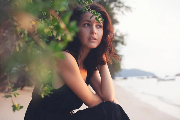 Portrait Beautiful Young Woman Dark Hair Frame Branches Green Leaves — Stock Photo, Image