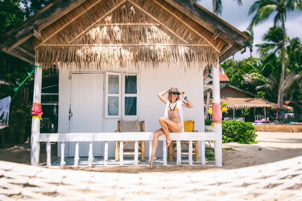 Woman Tropické Bungalovy Dovolená Zeleném Pozadí Letní Dovolená Krásná Písečná — Stock fotografie