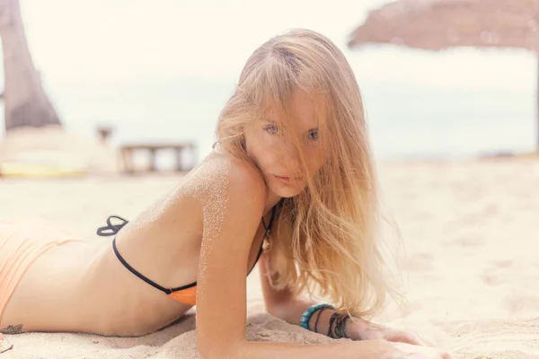 Portrét sexy blondýnka na tropické písku. Tropický ráj a letní pláž pozadí. — Stock fotografie