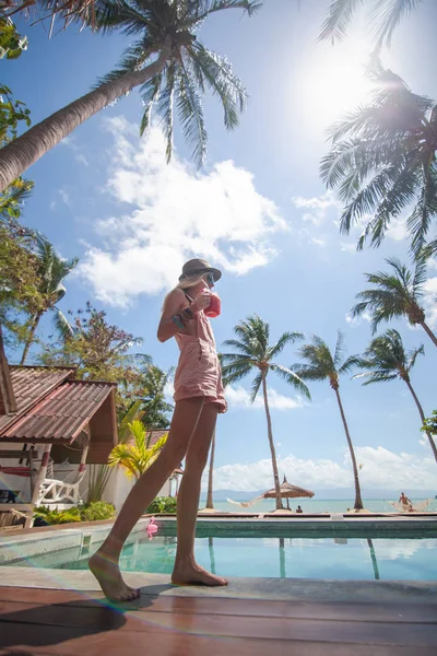Tropische kokosnoot zomer landschap. Slanke jonge vrouw op een mooie zomerdag. Zomervakantie. — Stockfoto