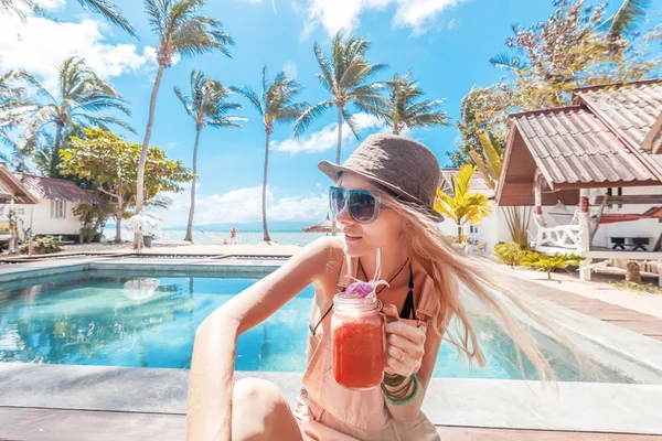 Gelukkig sexy blonde vrouw op tropische achtergrond. Vakantie, zomer. Gezonde levensstijl. — Stockfoto