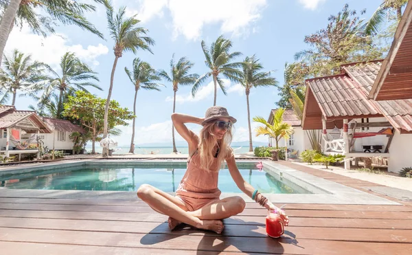 Gelukkig blonde sexy vrouw tropische achtergrond. Vakantie, zomer. Gezonde levensstijl. Concept vakantie. — Stockfoto