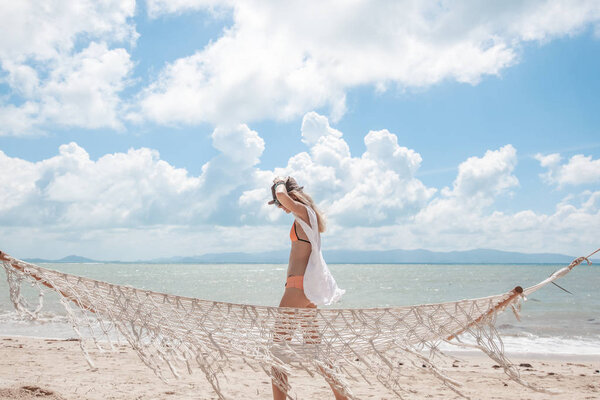 Блондинка тропическая в бикини. Счастливого островного образа жизни. Естественная красота
.