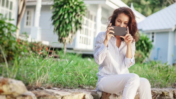 Joven Hermosa Mujer Sienta Jardín Con Teléfono Móvil Las Manos — Foto de Stock