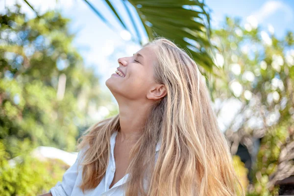 Hermosa chica rubia feliz joven con el pelo largo en el parque de primavera de verano —  Fotos de Stock