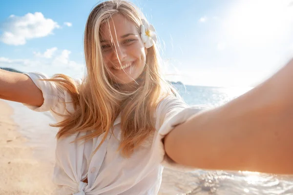 Viaggi vacanza turistica bionda teen ragazza selfie foto con telefono in vacanza tropicale — Foto Stock