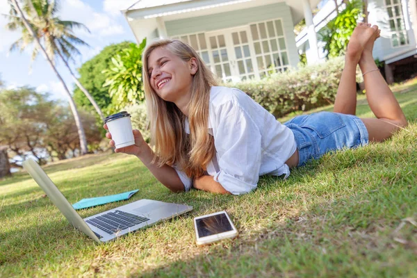 Mooie Blonde Meisje Met Een Laptop Een Groen Gazon Onderwijs — Stockfoto