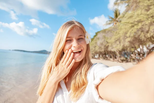 Viagem Férias Turista Loira Adolescente Menina Selfie Foto Com Telefone — Fotografia de Stock