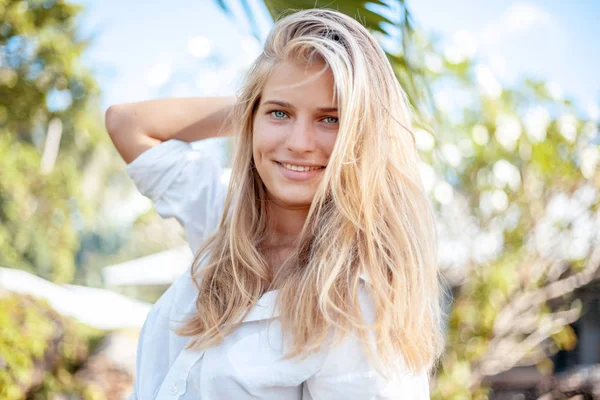Schöne junge glückliche blonde Mädchen mit langen Haaren im Sommer Frühling Park — Stockfoto