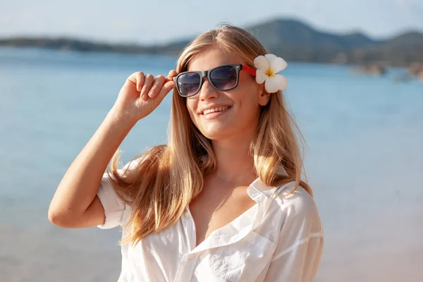 Menina bonita no mar tropical estilo mar. Viagens e férias. Conceito de Liberdade. Sensual menina loira — Fotografia de Stock