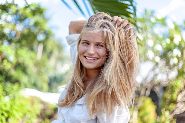 Cantik gadis muda pirang bahagia dengan rambut panjang di musim panas taman musim semi — Stok Foto