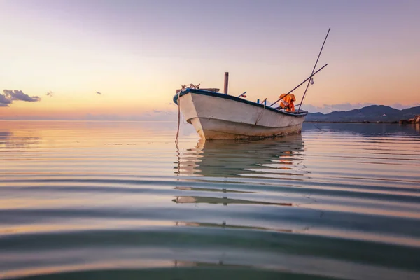 Μπλε θάλασσα στο ηλιοβασίλεμα, βάρκα Ψάρεμα τοπίο ακτή κόλπων. Τοπίο καλοκαιρινό. Γαλάζια νερά. — Φωτογραφία Αρχείου