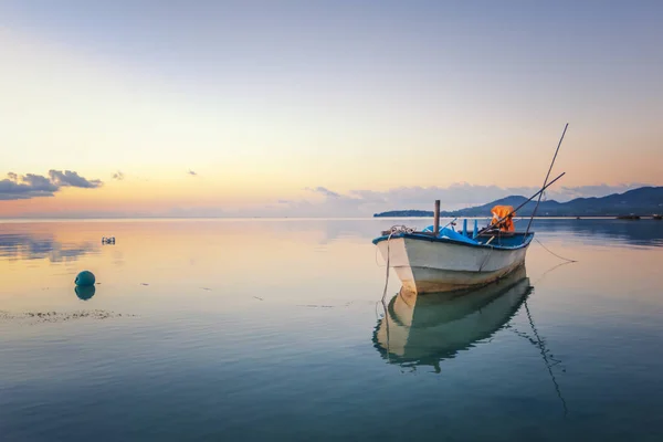 Kék tenger, a naplemente, a hajó halászati öböl partján fekvő. Nyári táj. Kék víz. — Stock Fotó