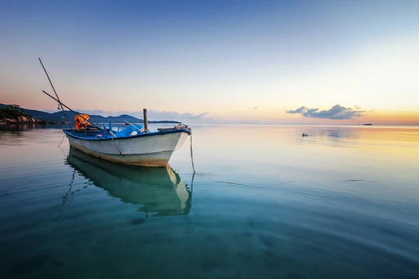 蓝色的海在日落, 船捕鱼海岸景观海湾。夏天的风景。蓝色的水. — 图库照片