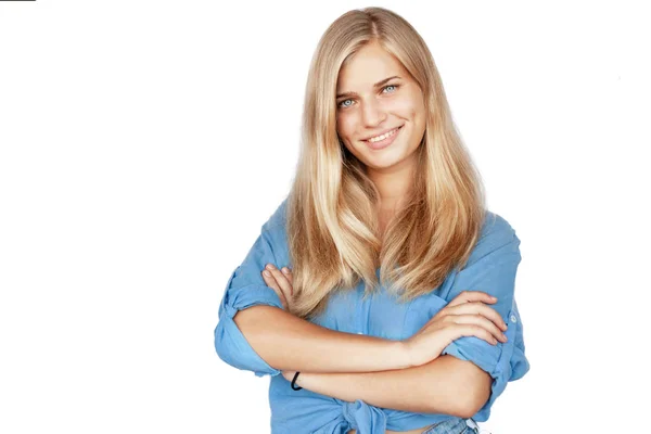 Jonge mooie meisje vrouw blond met lang haar en blauwe ogen in — Stockfoto