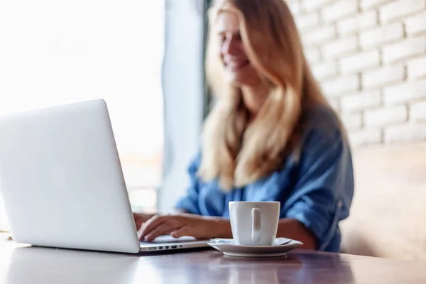 Jovem linda menina loira 20 anos trabalhando com laptop no café — Fotografia de Stock