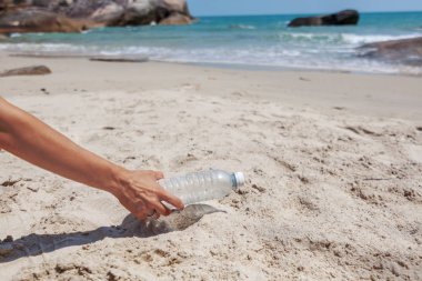 El kadın plaj, Vol plastik şişe Temizleme toplama