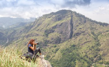 Fotoğraf çekmek için bir sırt çantası turist fotoğrafçı ile mutlu kız
