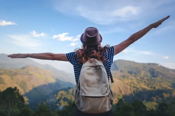 年轻美丽的女人旅行者喜欢山, 美丽的土地 c — 图库照片