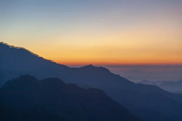 Majestoso pôr-do-sol na paisagem das montanhas com raios de sol. Dra — Fotografia de Stock