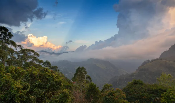 Brillante impresionante puesta de sol en las montañas de Sri Lanka. Sé — Foto de Stock