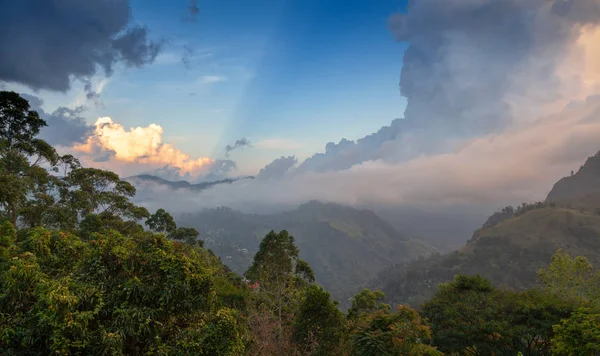 スリランカの山の中で明るい見事な素晴らしい夕日。Bve — ストック写真