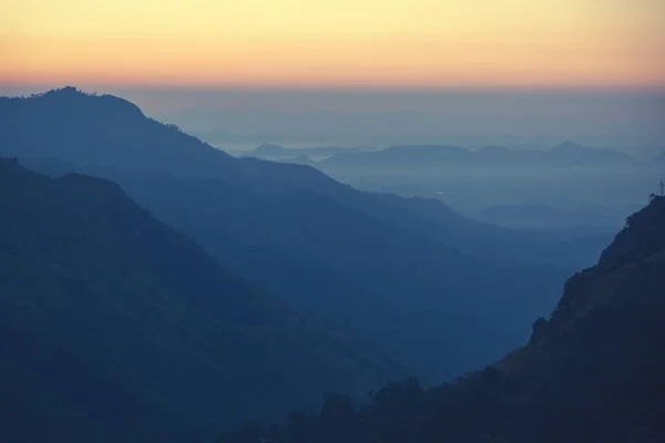 Brilhante deslumbrante amanhecer incrível ao pôr do sol nas montanhas do Sri Lank — Fotografia de Stock
