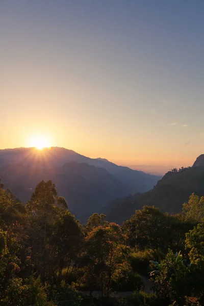 明亮惊人的惊人的日出在斯里兰卡的山区, t — 图库照片