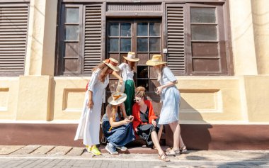 Mutlu neşeli genç şık kız bir grup birlikte seyahat, Küba karşı şapkalar