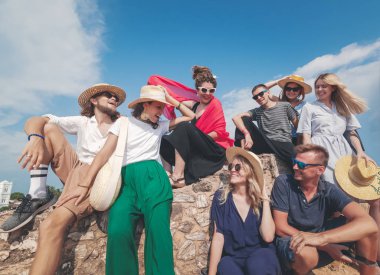 Genç şık mutlu arkadaşlar Grubu birlikte seyahat, dostluk topluluk